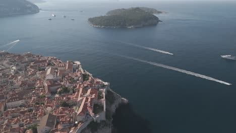 Vuelo-Cinematográfico-Matutino-Sobre-Poniente-En-Kings-Landing,-Croacia,-Donde-Se-Filmó-Juego-De-Tronos