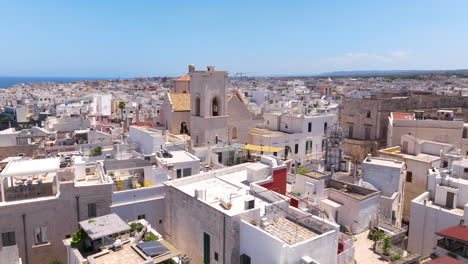 Paisaje-Urbano-De-Polignano-A-Mare-En-La-Región-De-Apulia,-Italia---Disparo-Aéreo-Con-Drones