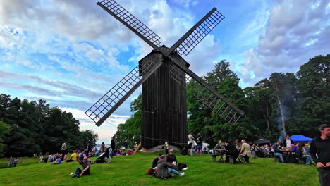 Molino-De-Viento-De-Madera-En-El-Museo-Al-Aire-Libre-De-Estonia-En-Tallin-Al-Aire-Libre-Con-Turistas