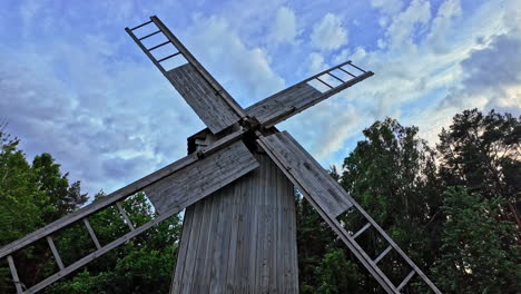 El-Primer-Plano-Del-Molino-De-Viento-En-El-Museo-Al-Aire-Libre-Muestra-La-Artesanía-Histórica-De-Estonia