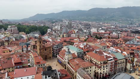 Schwenk-Drohne-Aus-Der-Luft,-Stadtzentrum-Von-Oviedo,-Spanien,-Drohne,-4K-Luftaufnahmen