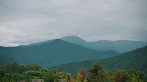 Zeitraffer-Der-Wolken,-Die-über-Die-Grünen-östlichen-Berge-Von-Georgia-Ziehen