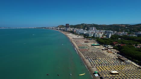 Playa-En-El-Mar-Adriático-Con-Arena-Y-Pinos,-Hoteles-Y-Resorts-Para-Reservar-Para-Vacaciones-De-Verano-En-Destinos-Mediterráneos-De-Durres