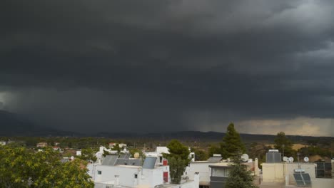 Imágenes-Lentas-Panorámicas-A-La-Derecha-De-Enormes-Nubes-De-Tormenta-Sobre-La-Montaña-Parnitha,-Grecia