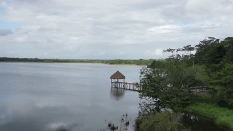 Antena-Baja-Se-Eleva-Sobre-El-Muelle-De-Laguna-De-Noh-bec-En-Quintana-Roo,-México