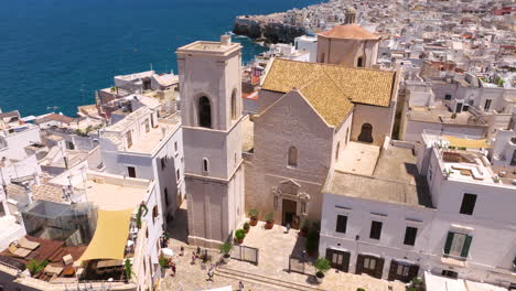 Paisaje-Urbano-De-Polignano-A-Mare-En-Italia---Disparo-Aéreo-De-Drones