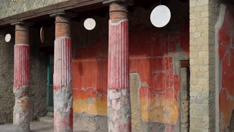 Antike-Römische-Säulen-Einer-Villa-In-Den-Ruinen-Von-Herculaneum-In-Der-Nähe-Des-Vesuvs-In-Italien