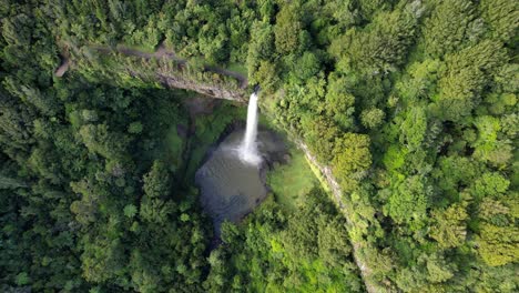 Impresionante-Velo-De-Novia-Cae-Con-Una-Gran-Piscina-En-La-Base-De-La-Cascada-En-Nueva-Zelanda