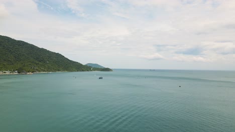 Drohnenvideo-über-Der-Bucht-Des-Weltbiosphärenreservats-Der-Insel-Cham-In-Ostvietnam