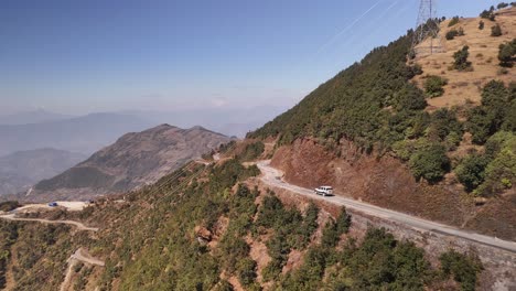 Einzelnes-Weißes-Fahrzeug,-Das-Durch-Nepal-Reist,-Bergfahrt,-Malerische-Bergfahrt,-Weißer-Geländewagen-Auf-Bergroute-In-Nepal,-Himalaya,-Bhutan