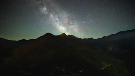 Wunderschöner-Zeitraffer-Der-Milchstraße,-Der-Galaxienkern-Bewegt-Sich-Durch-Den-Nachthimmel-über-Den-Berggipfeln-Griechenlands