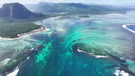 Unterwasser-Wasserfall-Am-Strand-Von-Le-Morne-Auf-Der-Insel-Mauritius