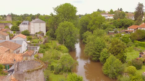 Alte-Befestigte-Stadt-Am-Fluss-Thouet-In-Parthenay,-Westfrankreich