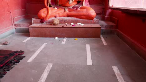 Idol-Des-Hinduistischen-Heiligen-Gottes-Lord-Hanuman-Im-Innenbereich-Aus-Verschiedenen-Winkeln.-Das-Video-Wurde-In-Ujjain,-Madhya-Pradesh,-Indien-Aufgenommen.