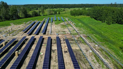 Solarpanel-Array,-Ökoenergiepark-In-Entwicklung,-Strom-Aus-Sonne,-Luft