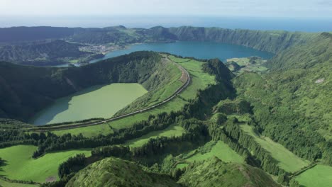 Toma-Aérea-De-La-Isla-De-São-Miguel,-Drone-Volando-Sobre-Las-Verdes-Montañas-Y-Lagos