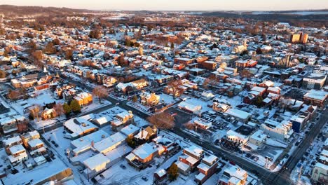 Casas-Nevadas-De-Invierno-Iluminadas-Por-La-Luz-Dorada-Del-Atardecer.