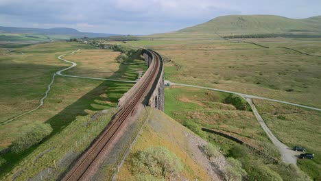 Viaducto-Curvo-Puente-Ferroviario-Que-Atraviesa-Páramos-En-La-Hora-Dorada