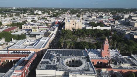 Cityscape-aerial-orbits-Plaza-Grande-in-city-of-Merida,-Yucatan-Mexico