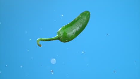 Einzelne-Grüne-Chili-Paprika-Jalapeno-Fliegen-In-Der-Luft,-Frisches-Gemüse-Kochzutaten