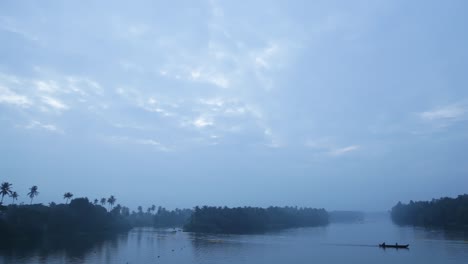 Sonnenaufgang-In-Den-Backwaters,-Fischer-Kommen-Am-Ufer-An