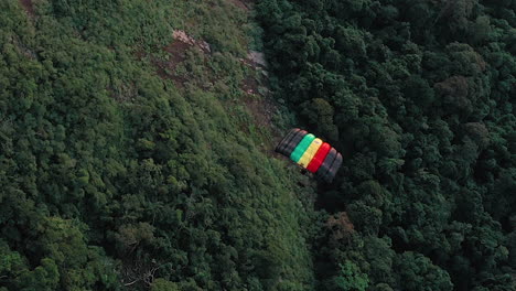 Vista-Aérea-De-Parapente-Deslizándose-Sobre-Un-Exuberante-Bosque-Verde-En-Río-De-Janeiro