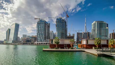 Zeitraffervideo-Der-Business-Bay-Area-An-Einem-Bewölkten-Tag,-Mit-Burj-Khalifa-In-Der-Skyline