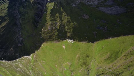 Una-Cresta-Afilada-Y-Cubierta-De-Hierba-Que-Captura-La-Belleza-Escarpada-De-Los-Alpes-Austriacos-En-Un-Pequeño-Pueblo-Llamado-Mayrhofen,-Conocido-Por-El-Senderismo.