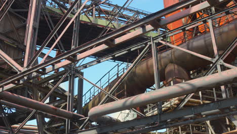 Disparo-En-ángulo-Bajo-De-Una-Antigua-Planta-Histórica-Abandonada-De-Ferretería,-Ahora-Un-Sitio-Patrimonial-En-Volklingen,-Saarbrücken,-Alemania