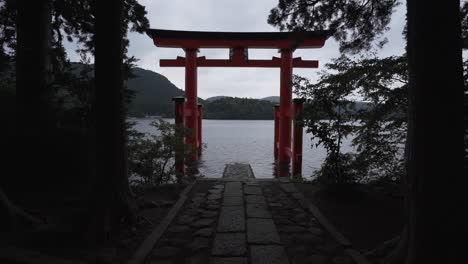 Eine-Dolly-Aufnahme-Des-Torii-Tors-Des-Hakone-Jinja-Schreins-Im-Japanischen-Ashinoko-See