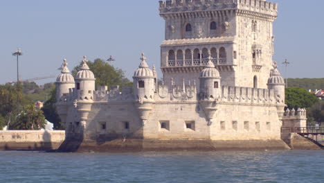 Turm-Von-Belem,-Nahaufnahme-Des-Stadtbildes-Vom-Fluss-Aus