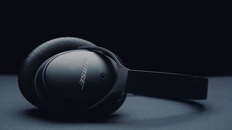 Auriculares-Bose-Sobre-Fondo-Negro-Luz-Blanca-Moviéndose-De-Claro-A-Oscuro