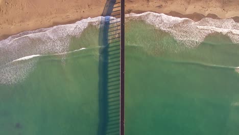 Vista-Aérea-Del-Muelle-Con-Olas-Rompiendo-Debajo---Cayucos,-California