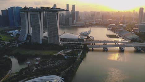 Imágenes-Aéreas-Del-Paisaje-Urbano-De-Singapur-Alrededor-De-Marina-Bay-Sands-Y-Jardines-Junto-A-La-Bahía