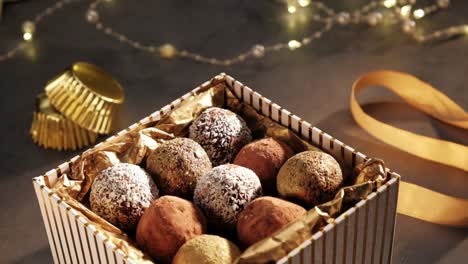 Diapositivas-De-Cámara-En-Cámara-Lenta,-Variedad-De-Trufas-En-Una-Caja-De-Regalo