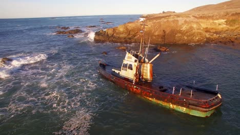 Meereswellen-Krachen-Gegen-Schiffswrack---Cayucos,-Kalifornien