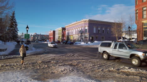 Schwenkansicht-Der-Innenstadt-Von-Leadville,-Colorado,-Hauptstraße-Harrison-Avenue-Mit-Verkehr-An-Einem-Sonnigen,-Blauen,-Verschneiten-Tag-Bei-Sonnenuntergang