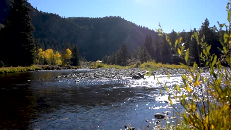 Gebirgsfluss,-Der-In-Den-Farben-Des-Herbstes-Fließt