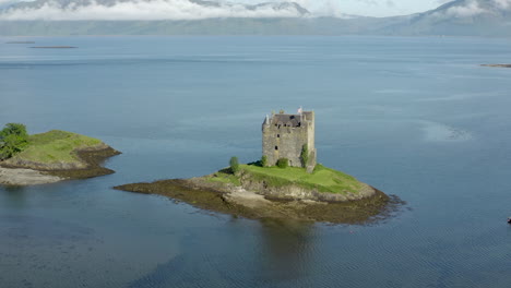 Eine-Luftaufnahme-Von-Castle-Stalker-Am-Loch-Laich-An-Einem-Sonnigen-Morgen