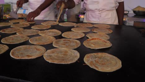 Zwei-Männer-Machen-Traditionelles-Malabar-Parotta---Street-Food,-Indisch