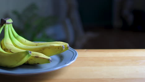 Nahaufnahme-Von-Frischen-Bananen-Auf-Einem-Teller,-Nach-Links-Schieben