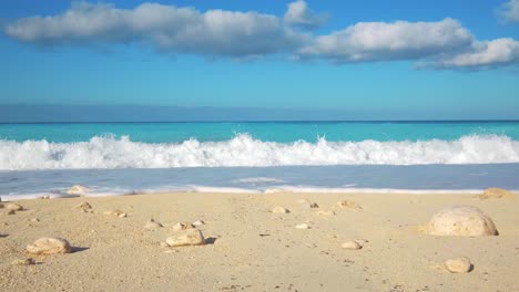 Playa-De-Arena-Con-Aguas-Turquesas