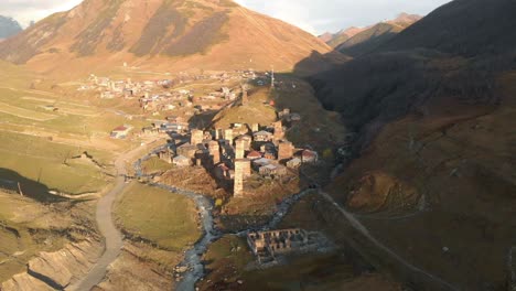 Video-Aéreo-Volando-Desde-Las-Torres-Svan-En-La-Región-De-Svaneti-De-Georgia-En-Una-Tarde-Soleada