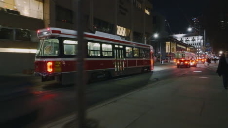 Moviendo-El-Tranvía-De-Toronto-En-Movimiento-Por-La-Noche.