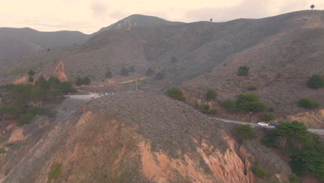 Acantilados-Del-Lado-Del-Océano-De-California-Alejarse-Lentamente-Aéreo