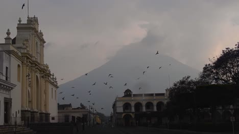 Un-Vistazo-A-Las-Encantadoras-Calles-De-Antigua-Guatemala,-Donde-La-Historia-Y-La-Cultura-Se-Entrelazan