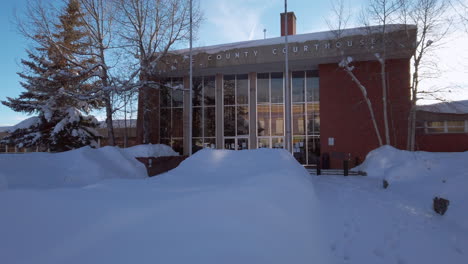 Palacio-De-Justicia-Del-Condado-De-Lake-En-Leadville,-Colorado,-En-Un-Día-Soleado-Y-Nevado-Al-Atardecer