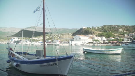 Fischerboot-Schwimmt-Ruhig-Auf-Dem-Meer,-Hafen-Der-Griechischen-Insel,-Ruhig,-Entspannend,-Malerische-Kleine-Boote-Auf-Dem-Meer,-Sommer-Lebensstil