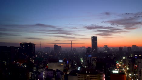 Toma-En-Movimiento-De-Cardán-De-4.000-Metros-Del-Horizonte-De-Tokio-Al-Amanecer,-Moviéndose-Hacia-La-Derecha