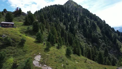 Wandern-In-Den-österreichischen-Alpen-An-Einem-Sommertag-Entlang-Von-Bergrücken-Und-Rund-Um-Berghütten